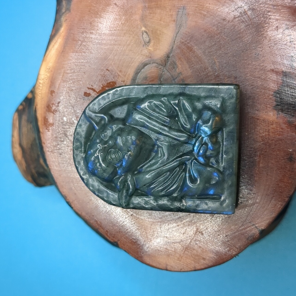 Super flashy labradorite Yoda crystal carving